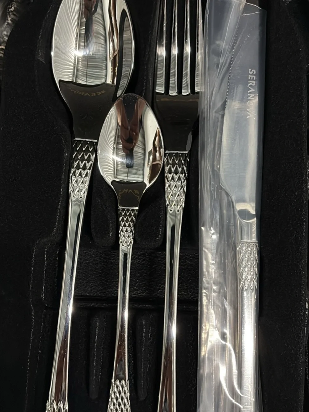 Polished Stainless Flatware Set in Silver - Classic Dining Collection 72 Piece